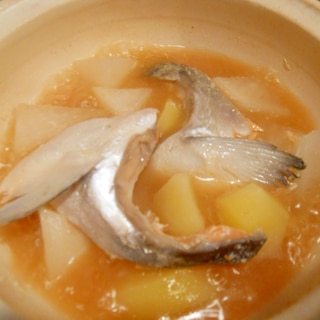 土鍋で簡単に☆鮭アラでじゃが芋と大根の味噌煮